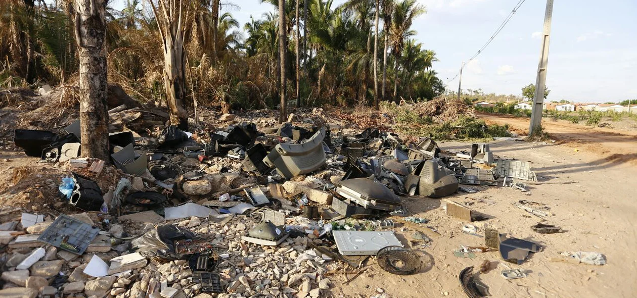 Lixo eletrônico descartado irregularmente em terreno no residencial Prado Júnior