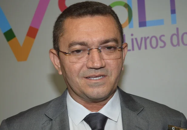 Padre Walmir anuncia apoio à cndidatura à reeleição de Hugo Victor