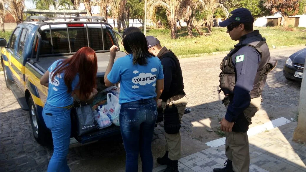 Voluntários da ONG Mundo Colorido em ação voluntária