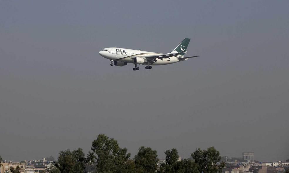 Avião cai no Paquistão
