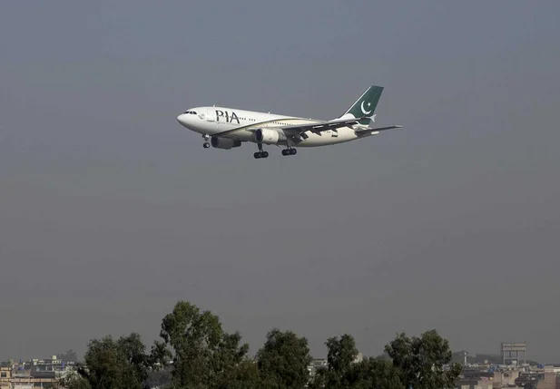 Avião cai no Paquistão