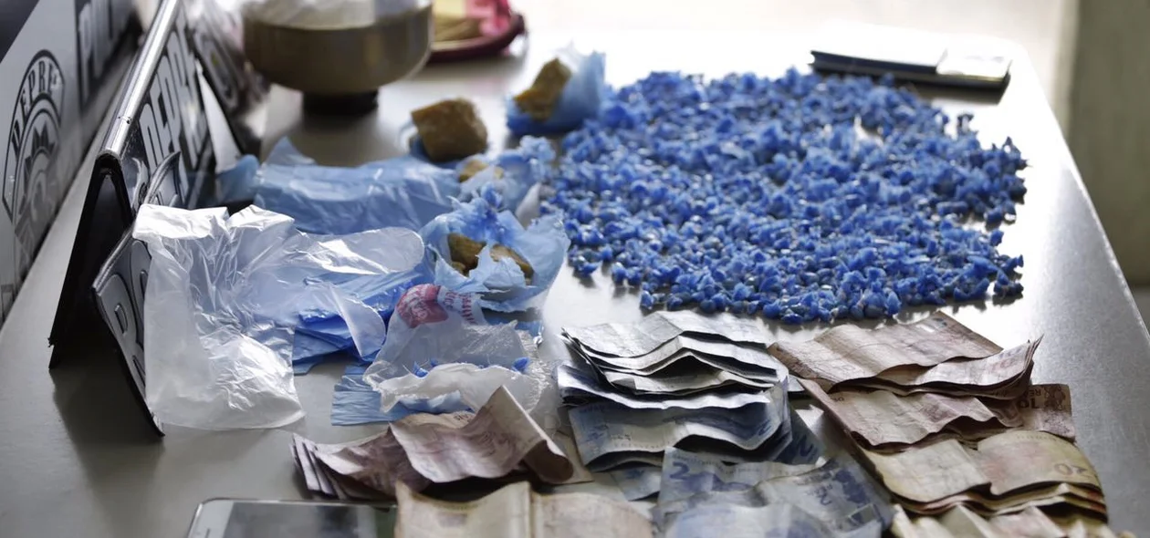 Drogas, dinheiro e balança de precisão apreendidas