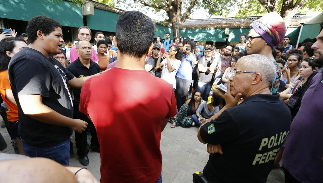 Professor da UFPI se tranca em sala após protesto de estudantes