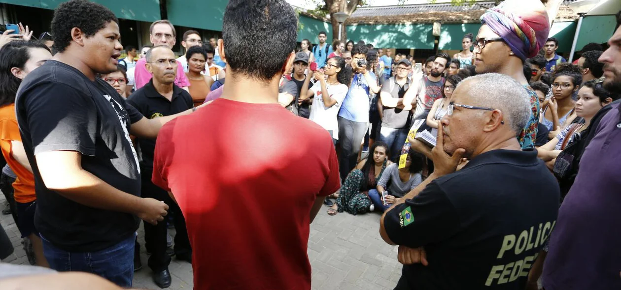 Professor da UFPI se tranca em sala após protesto de estudantes