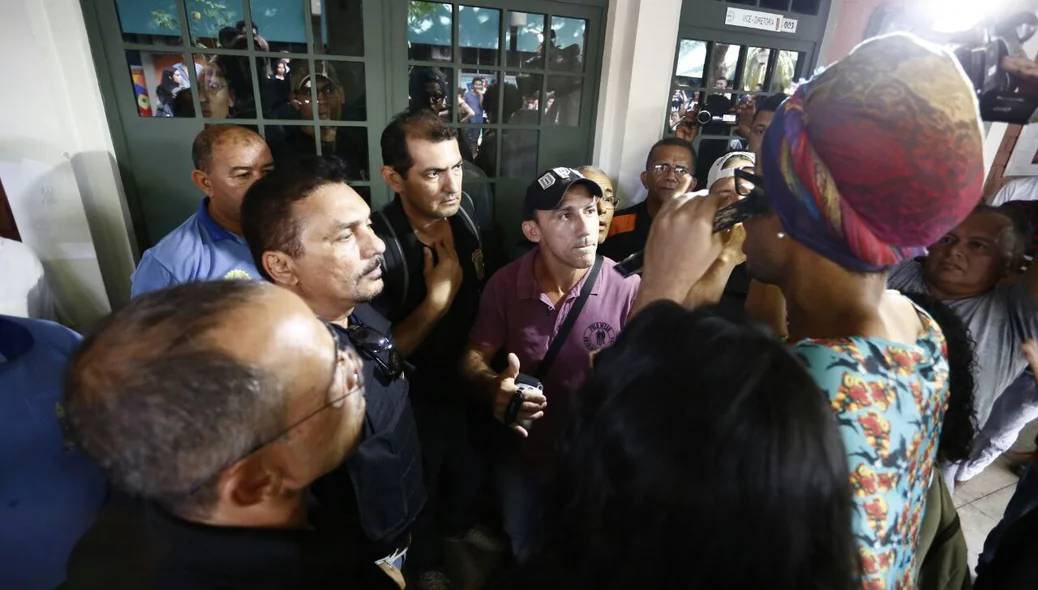 Professor se tranca em sala após protesto de alunos na UFPI