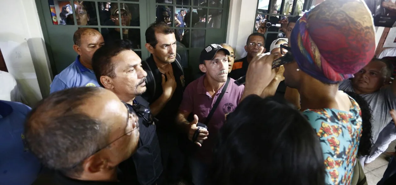 Professor se tranca em sala após protesto de alunos na UFPI