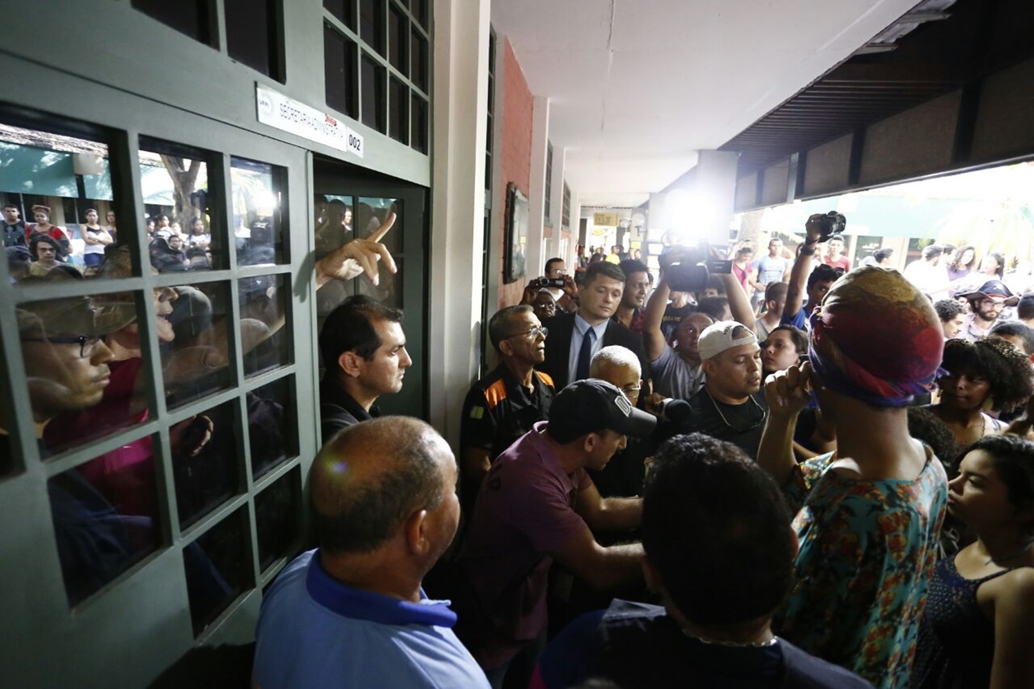 Professor se tranca em sala após protesto de alunos na Universidade Federal