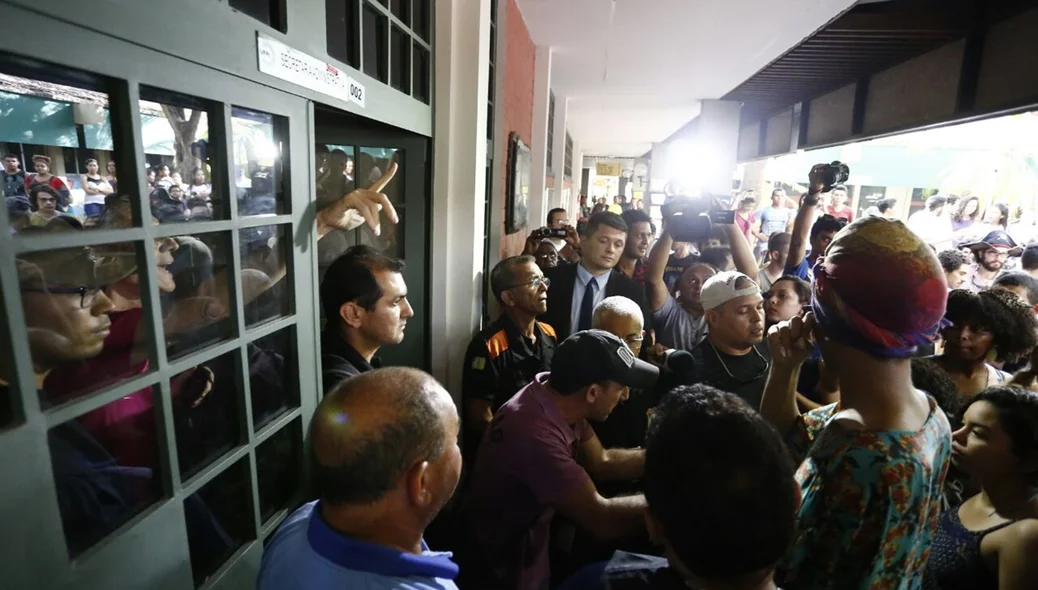 Professor se tranca em sala após protesto de alunos na Universidade Federal