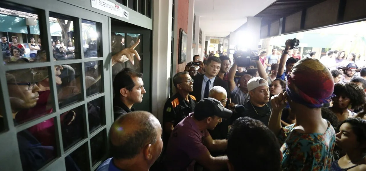 Professor se tranca em sala após protesto de alunos na Universidade Federal