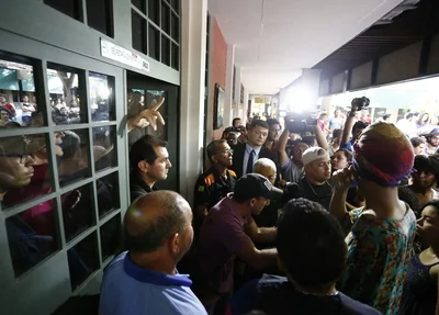 Professor se tranca em sala após protesto de alunos na Universidade Federal