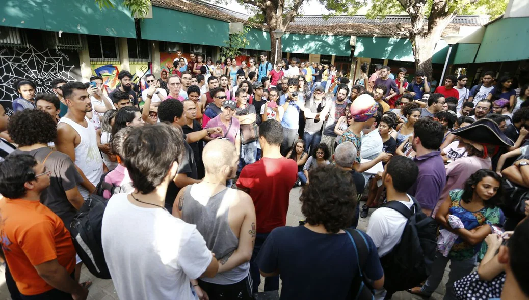 Professor se tranca em sala após protesto de estudantes na Universidade Federal