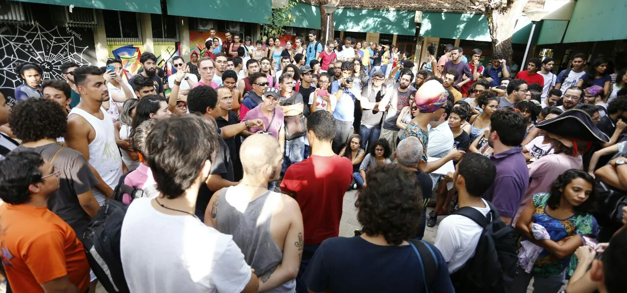 Professor se tranca em sala após protesto de estudantes na Universidade Federal