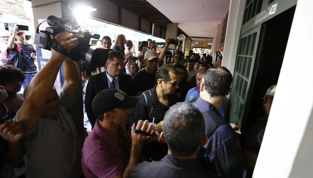 Professor se tranca em sala após protesto de estudantes