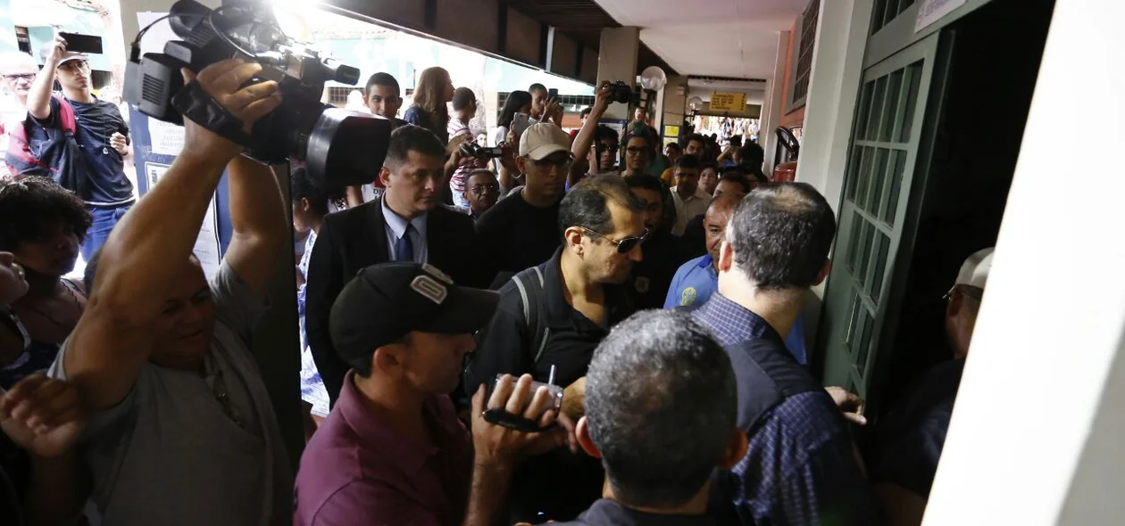 Professor se tranca em sala após protesto de estudantes