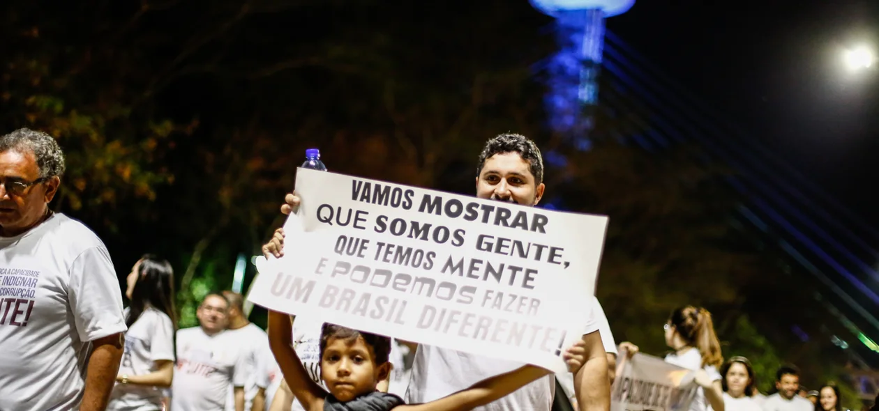 Crianças levantam cartazes contra corrupção