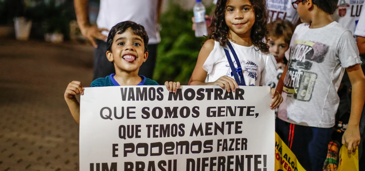 Crianças na caminhada Contra a Corrupção