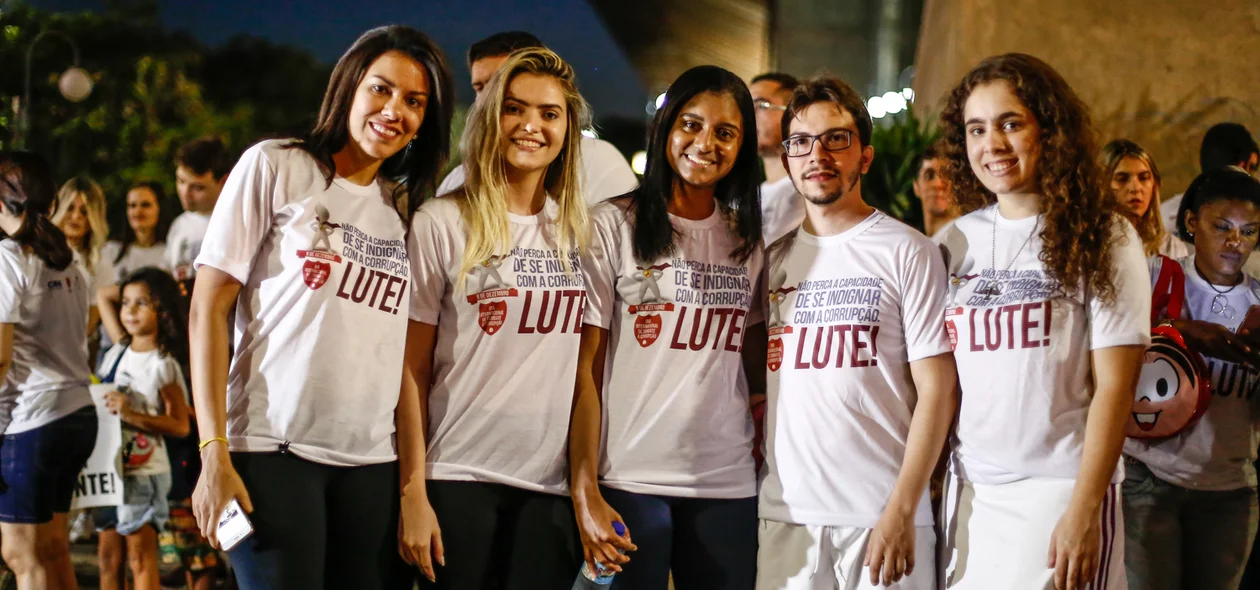 Jovens na Caminhada Contra a Corrupção 