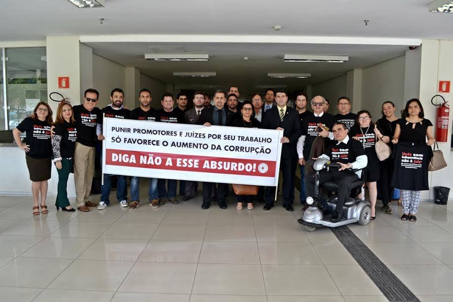 Manifestação contra a corrupção e à aprovação da emenda que autoriza juízes e promotores serem processados