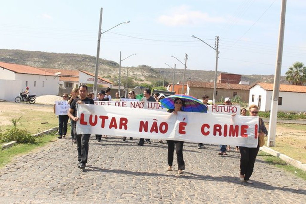 Servidores da Saúde realizam protesto por atraso dos salários