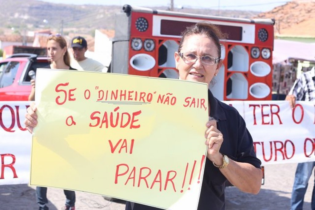 Servidores da Saúde realizam protesto por atraso dos salários