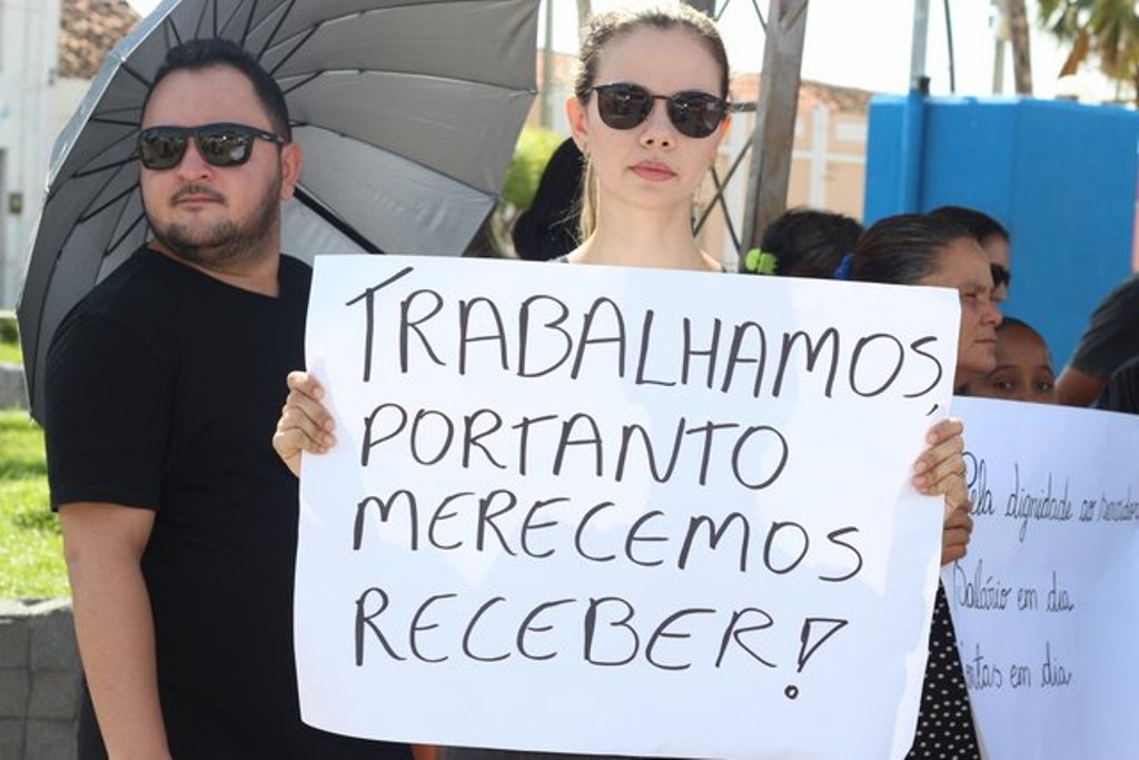 Servidores da Saúde realizam protesto por atraso dos salários
