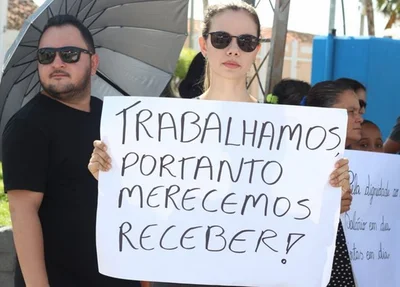 Servidores da Saúde realizam protesto por atraso dos salários