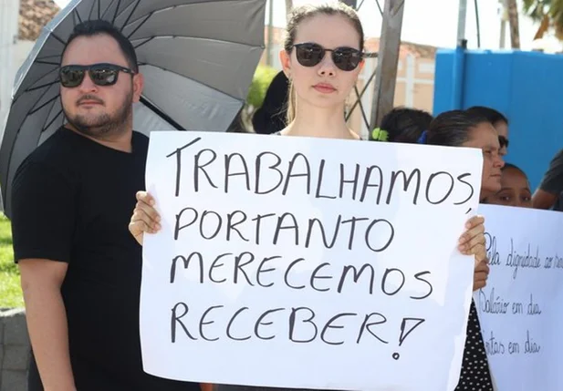 Servidores da Saúde realizam protesto por atraso dos salários