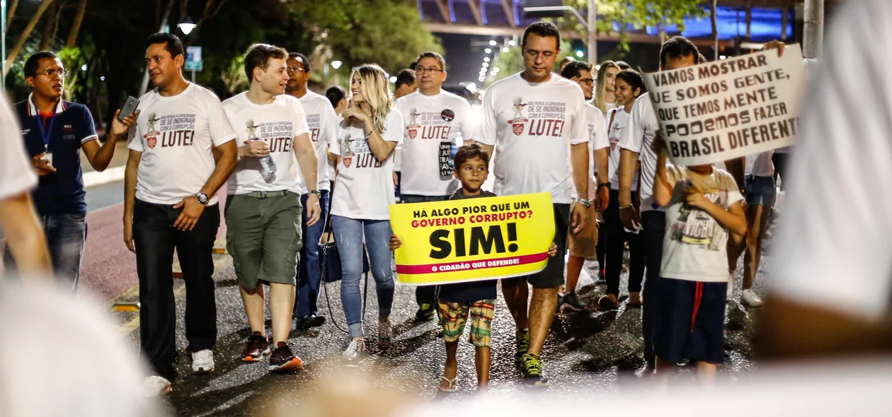 Varias crianças na caminhada contra a corrupção