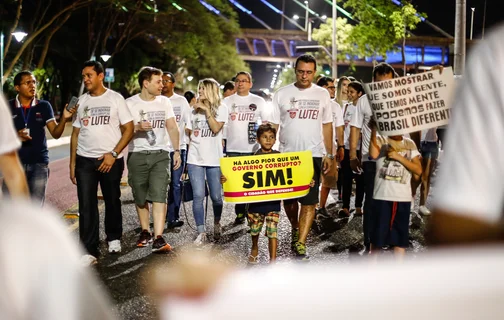 Varias crianças na caminhada contra a corrupção