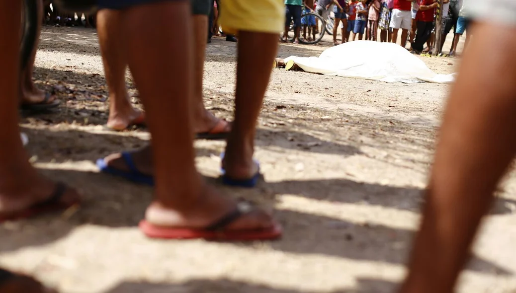 A população se reuniu ao redor do local do homicídio
