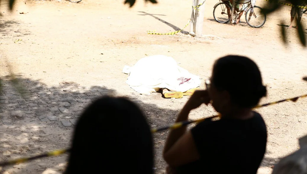 A vítima foi atingida com três tiros