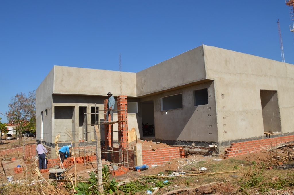 Operários trabalham na conclusão do prédio