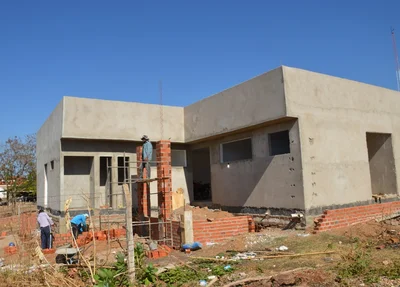 Operários trabalham na conclusão do prédio