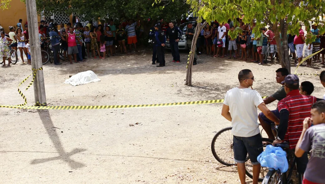 Populares se juntaram ao redor do local do crime