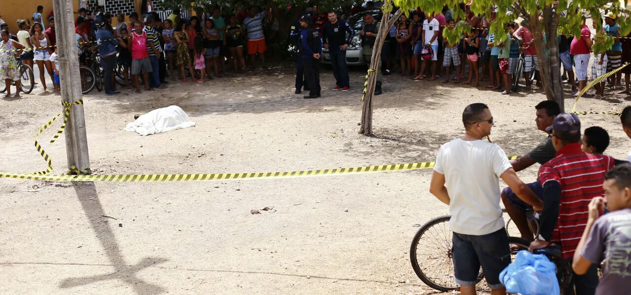 Populares se juntaram ao redor do local do crime