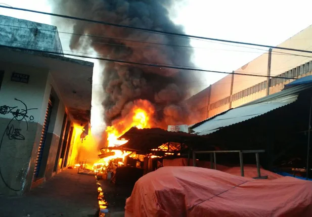 Incêndio de grandes proporções no Mercado Central