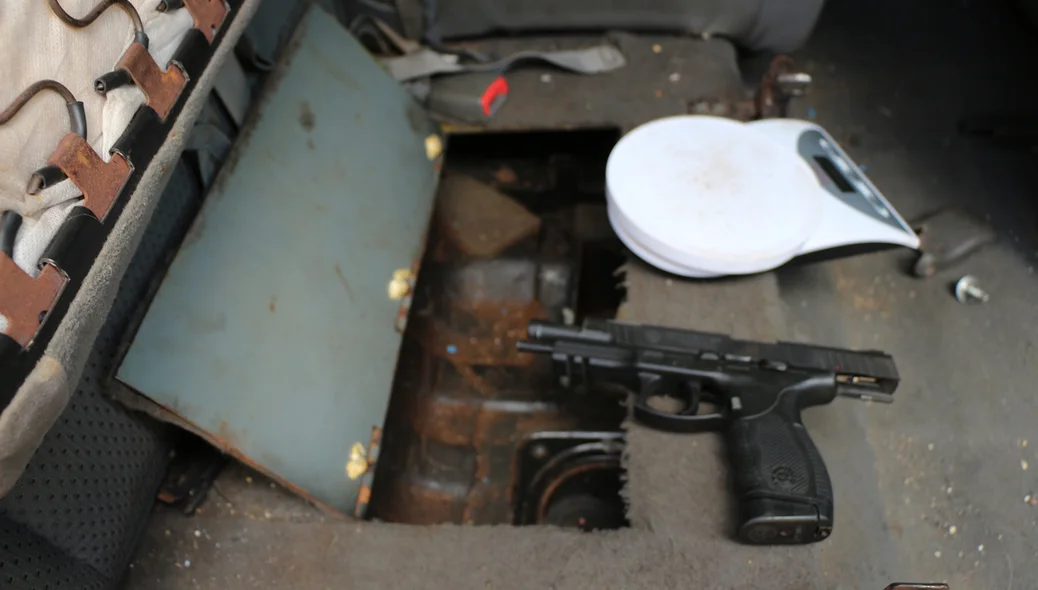 Esconderijo para armas e drogas