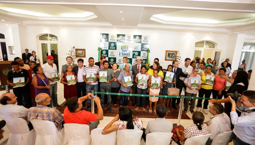 Famílias de agricultores contempladas com terrenos 