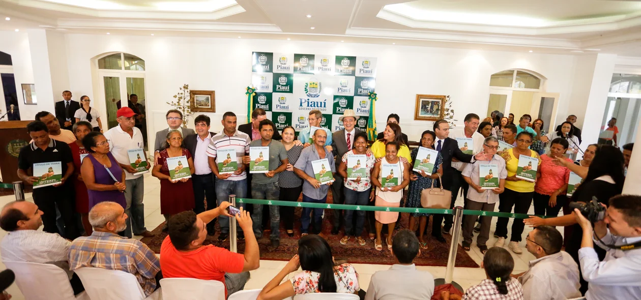 Famílias de agricultores contempladas com terrenos 