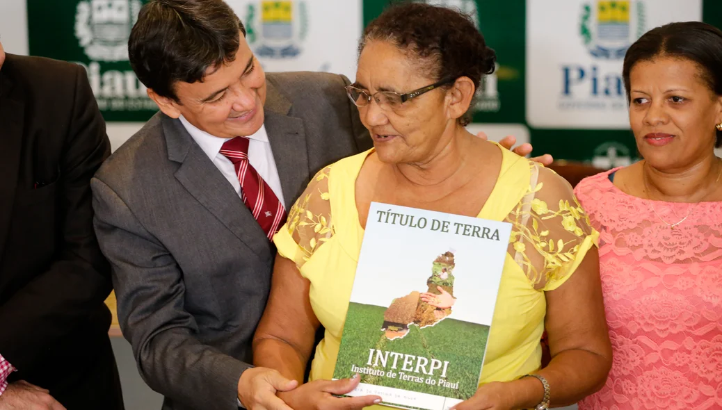 Governador entregando título de posse