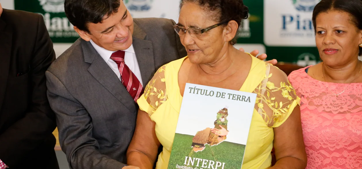 Governador entregando título de posse
