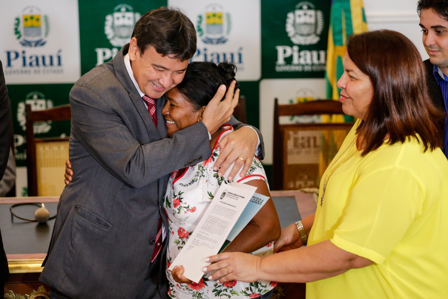 Governador Wellington Dias entrega título definitivo de posse