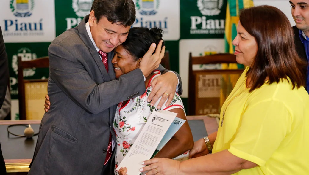 Governador Wellington Dias entrega título definitivo de posse
