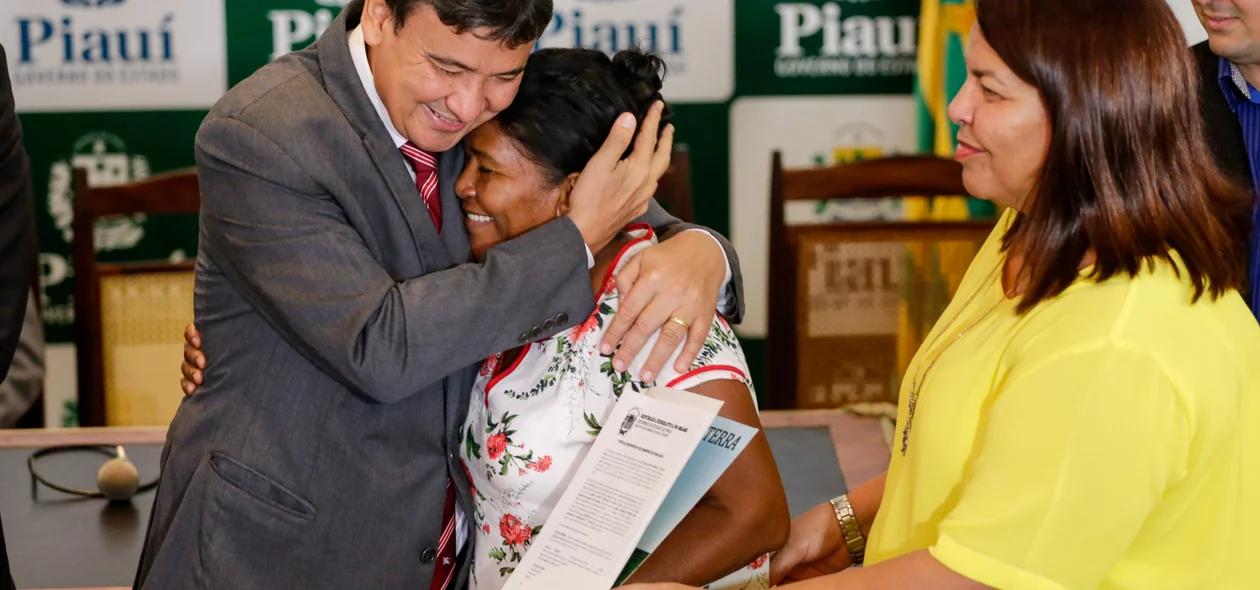 Governador Wellington Dias entrega título definitivo de posse