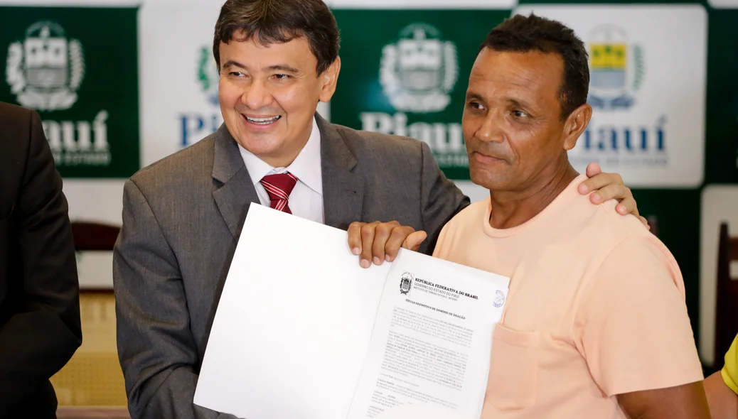 Morador recebe título de definitivo de terras