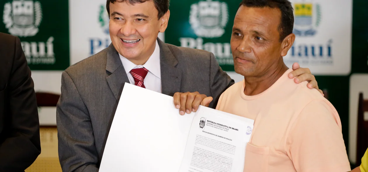 Morador recebe título de definitivo de terras