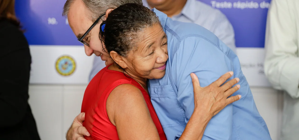 Moradora abraça Firmino Filho