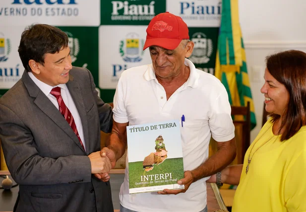 Wellington Dias entrega títulos de terra à pequenos agricultores