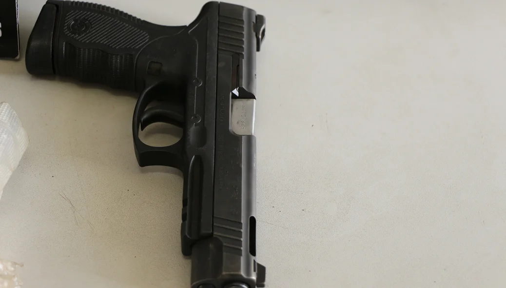 Pistola encontrada no alojamento dentro do veículo