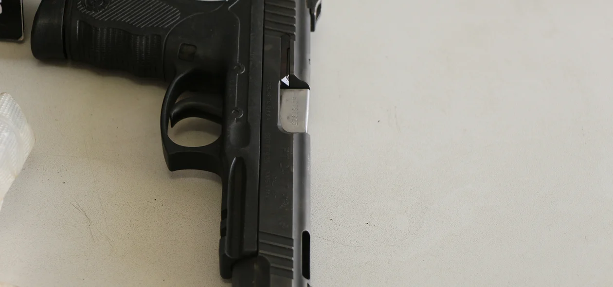 Pistola encontrada no alojamento dentro do veículo